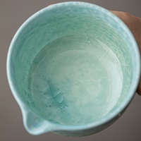 Ensemble de bol à matcha en céramique moderne et minimaliste motif Fleur de Glace Cristalline, support pour chasen et fouet à matcha, accessoire pour cérémonie du thé Dehua