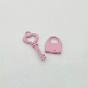 Dijes de Lujo para Decoración de Fundas de Teléfono, Diseño de Llave y Candado Metálicos, en Colores <span class=keywords><strong>Rosa</strong></span>, Azul, Morado, <span class=keywords><strong>Rosa</strong></span>, Blanco y Negro, Estilo Moderno - Product Image 1