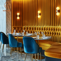 Geschwungene Runde Marmor-Sitzgruppe für Restaurants, Cafés und Kaffeehäuser mit Sofa, Sitzbank, Stühlen und Tisch