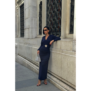 Robe de soirée bleu marine à col en V, manches longues, avec détail d'accessoire à la taille, style long drapé - Product Image 5