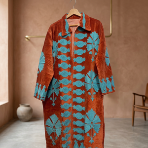 Manteau long en velours orange rouille fait main sur mesure avec broderie appliquée motif grenade bleu turquoise – Vente en gros - Product Image 2