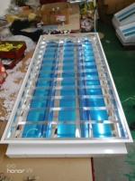 Éclairage de bureau 3x40w 600mm Double tube fluorescent Luminaire à persiennes 2x4 pieds Montage en surface unique Luminaire à grille T5