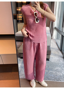 Completo da <span class=keywords><strong>donna</strong></span> plissettato stile Miyake: camicia ampia e pantaloni a gamba larga - Set due pezzi casual all'<span class=keywords><strong>ingrosso</strong></span> dalla fabbrica di <span class=keywords><strong>abbigliamento</strong></span> plissettato - Product Image 3