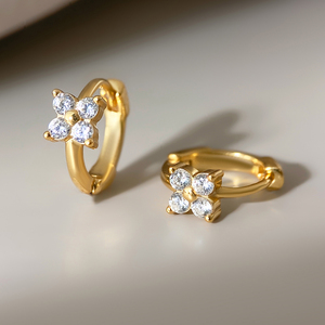 Pendientes de aro sencillos de latón con circonita, impermeables, para mujer, regalo para fiesta o boda, chapados en oro de 18 quilates - Product Image 1