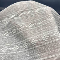 Shaoxing Fabricant 100% Coton 130gsm Confortable Respirant Rayure Motif Géométrique Tissu De Broderie Pour T-shirt D'été