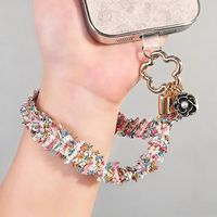 Dragonne de téléphone pour femme avec dentelle, breloque camélia perlée, boucle transparente en D et fente pour cartes, idéale pour les sorties en extérieur