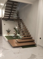 Appartement intérieur moderne et élégant avec escalier suspendu, escalier en métal assemblé robuste et durable