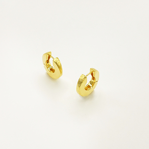 Boucles d'oreilles créoles martelées style Trunky, bijoux fantaisie dorés brillants pour le quotidien - Product Image 3