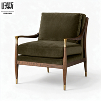 Fauteuil d'appoint en velours de style mid-century avec structure en bois massif, accoudoirs et rembourrage en mousse, idéal pour salon, chambre ou hôtel