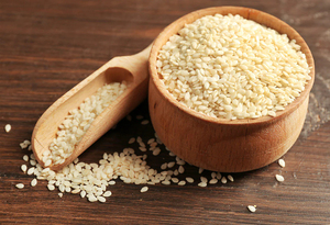 Semillas de sésamo blancas naturales de alta demanda, ampliamente exportadas, aptas para consumo directo y procesamiento industrial de alimentos. - Product Image 4