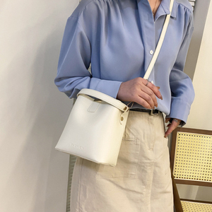 กระเป๋าถือและสะพายไหล่แฟชั่นผู้หญิง หนัง PU ปิดซิป ดีไซน์แบรนด์ สีดำ - Product Image 5