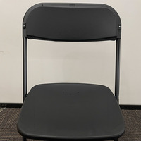 Grande chaise pliante noire en plastique de fête commerciale de location extérieure de jardin à des prix abordables en gros pour les événements