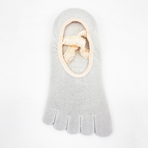 Chaussettes à cinq doigts haute performance pour femmes, tissu respirant, bordure en dentelle et grip en silicone sur toute la semelle pour les modes de vie actifs - Product Image 1