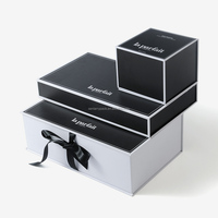 Boîte rigide personnalisée style casier avec couvercle rabattable, ruban noir et insert en satin doux pour kit influenceur, shampoing et coffret cadeau PR Fête des Mères