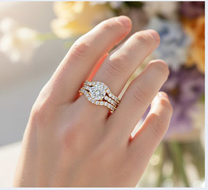 Bague de fiançailles romantique en moissanite ronde, plaqué or 18 carats, sertie pavé, style couronne pour femme, alliance de mariage - Product Image 4