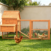 Poulailler d'extérieur en bois de taille moyenne, style ferme, avec nichoir et enclos de course, vente en gros
