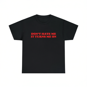 T-shirt Don't Hate Me IT Turns Me On, testo nero e rosso, divertente, ironico, sarcastico, maglietta meme, regalo scherzoso - Product Image 2