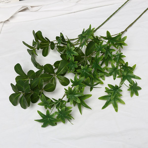 Branches de plantes artificielles en soie Lichao, feuilles d'érable et de Schefflera, pour la décoration de la maison et du jardin - Product Image 1