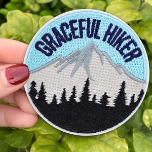Nuevo Diseño, Parche Bordado Termoadhesivo con Diseño de Excursionista Elegante para Decorar Ropa y Mochilas - Product Image 3