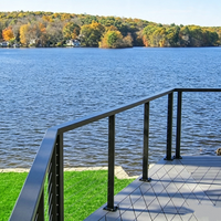 Poteau de balustrade à câble en acier inoxydable sur mesure, à montage supérieur au sol, avec main courante en bois pour la construction de terrasses en bois