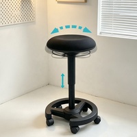 Tabouret ergonomique moderne inclinable et pivotant, réglable en hauteur, avec siège rembourré et roulettes mobiles, idéal pour la salle à manger, le bureau et l'usage quotidien.