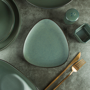 Set di piatti <span class=keywords><strong>e</strong></span> ciotole in porcellana con glassa reattiva fatta a mano JQY Set di stoviglie da tavola in ceramica minimalista verde scuro opaco - Product Image 3