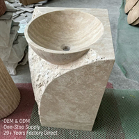 Évier en travertin naturel monobloc sculpté avec texture brute ciselée pour la rénovation des salles de bain de villas et d'hôtels