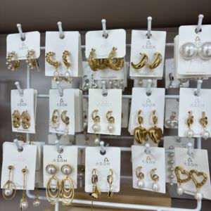 अनुकूलन योग्य महिलाओं 18k सोने की प्लेटेड स्टेनलेस स्टील हुगी इयररिंग्स हाइपोएलर्जेनिक गहने स्क्रू-आकार हूप ईयररिंग्स - Product Image 4