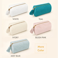 Pochette de maquillage de luxe en velours matelassé avec logo personnalisé, grande capacité, pochette de voyage avec pompon, doublure en satin, trousse de toilette