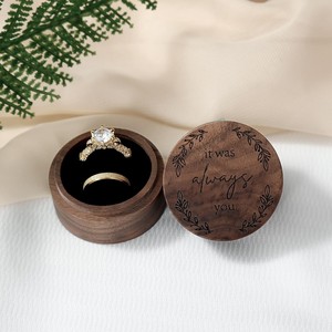Porte-bague en bois, cadeau d'anniversaire, boîte pour porte-bague de fiançailles pour cérémonie de mariage, pour les anniversaires - Product Image 1