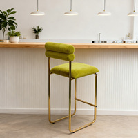 Tabouret de bar moderne à hauteur de comptoir en velours vert avec cadre en métal doré et repose-pieds