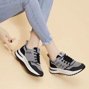 Nouvelle Arrivée Chaussures de Sport Décontractées Classiques à Lacets pour Femmes Respirantes Blanches Baskets de Course Semelle en Maille Tige en Tissu Haute Qualité - Product Image 5