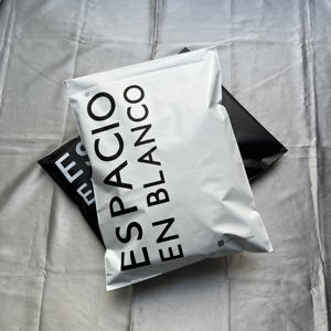 Enveloppes en polyéthylène mat de qualité supérieure - Sacs d'expédition personnalisés noir et blanc pour vêtements et marchandises - Product Image 6