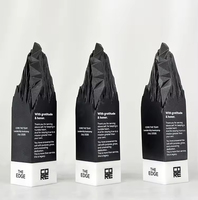 Trophée en marbre noir découpé en forme de montagne avec socle en marbre blanc, vente en gros