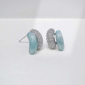 Boucles d'oreilles clous uniques en laiton émaillé de luxe, hypoallergéniques, style western, pour femme, vente en gros - Product Image 1