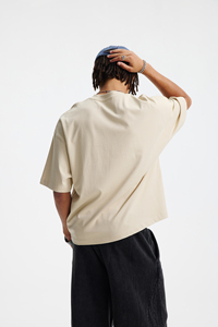 Camiseta de alta calidad, personalizada, extragrande, de algodón de 275 g/m², corte cuadrado, estampado DTG, de peso pesado y longitud corta para hombre. - Product Image 4