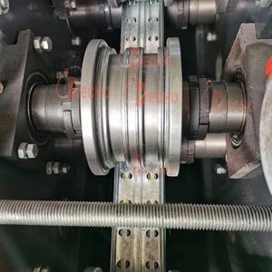 Macchina per la formatura di arcarecci a forma di V ad angolo di <span class=keywords><strong>ferro</strong></span> ad alta velocità con taglio e punzonatura di tracciamento - Product Image 6