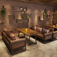 Ensemble de meubles de restaurant rétro, canapé en cuir marron rembourré, table en bois avec chaises en cuir pour bar à whisky, speakeasy