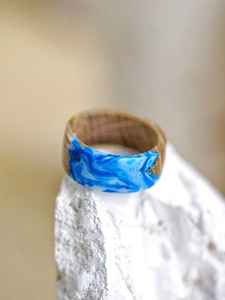 Anillo de Dedo de Resina y Madera Premium para Hombre y Mujer con Acabado Liso, Textura de Madera Natural y Diseño Moderno Hecho a Mano - Product Image 3