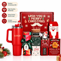 Panier-cadeau de Noël personnalisé avec logo, comprenant un gobelet, une bougie parfumée, des chaussettes douillettes et un ensemble de soins pour le corps pour femmes