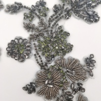 Applique en dentelle argentée faite à la main avec broderies intégrales et motifs en cristal pour corsage de mariage