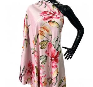 Tissu satiné à imprimé numérique, doux et soyeux, de poids moyen, avec un motif floral artistique, parfait <span class=keywords><strong>pour</strong></span> les robes et les occasions spéciales. - Product Image 3
