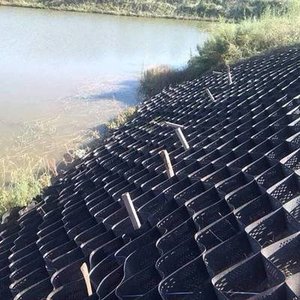 Grille de renforcement pour murs et pentes, stabilisateurs de <span class=keywords><strong>gravier</strong></span> en HDPE, stabilisation des pentes, géocell en plastique HDPE texturé et perforé - Product Image 1