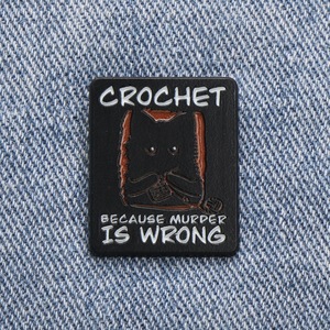 Spilla in smalto con citazione divertente 'Crochet Because Murder Is Wrong', Accessori per cappelli e borse, All'ingrosso, Disponibile - Product Image 2