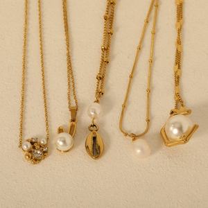 Collier de perles élégant en acier inoxydable plaqué or 18 carats avec pendentif breloque, vente en gros pour femmes - Product Image 4