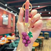 Porte-clés en strass en forme de raisin, breloque de sac en cristal scintillant avec sangle pour femme, vente en gros