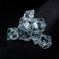 Ensemble de dés en résine polyédrique personnalisé de 7 pièces avec des chiffres argentés DND, noyau liquide bleu transparent pour les jeux de table
