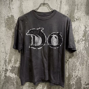 T-shirt ample en coton épais personnalisé avec impression sérigraphique, manches courtes, style vintage délavé et usé pour homme, fabriqué par HG. - Product Image 1