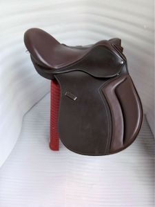Selle de dressage en cuir anglais de qualité supérieure - Confort et performance inégalés pour l'équitation avertisse. - Product Image 1