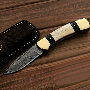 Couteau pliant artisanal en acier Damas avec manche en os et corne, embouts en laiton et détails décoratifs, lames pliantes lisses - Product Image 1